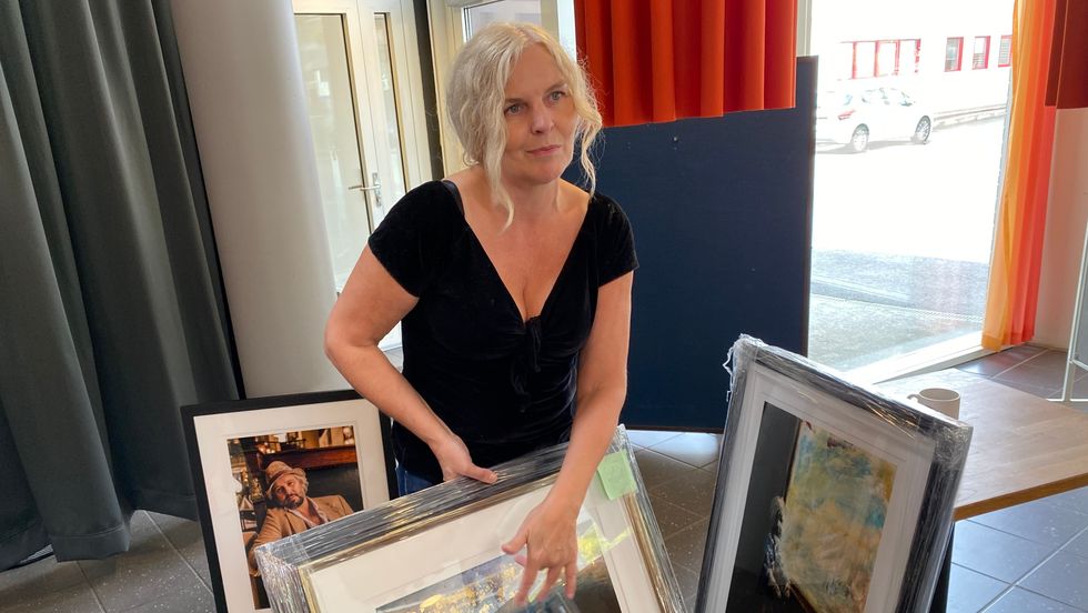 TILBAKE: Rigmor FJeldstad er tilbake i Årdal med utstilling. For eit år sidan hadde ho med seg Ari Behn hit.