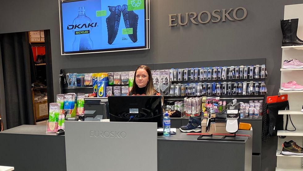 SJOKK: Stenginga av butikken kom som eit stort sjokk på dei tilsette. Etter 70 år er det over og ut for butikken i Øvre Årdal.
