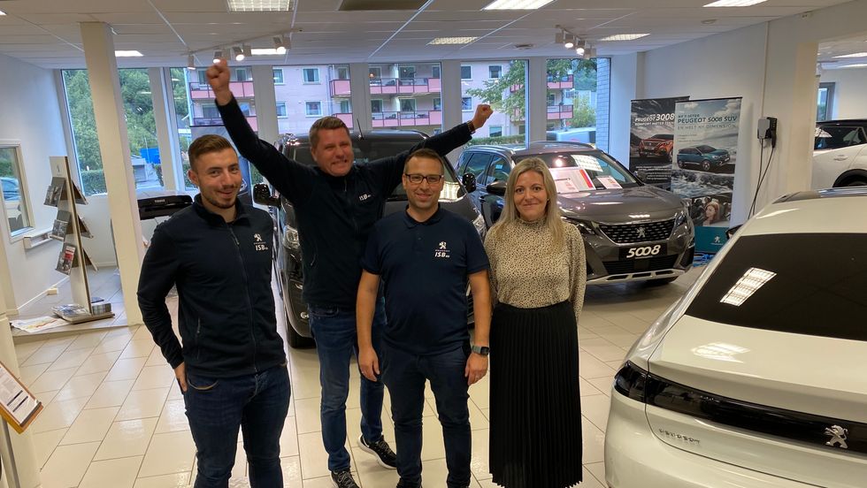 KAKE: Det går godt om dagen for gjengen på Indre SognBil. Frå venstre: Anders Lereng, Morten Brandsdal, Ivar Vamråk og Laila Vamråk.