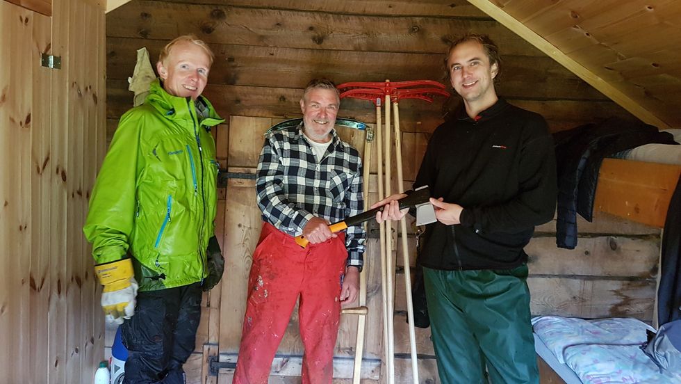 GJER EIN INNSATS: Desse tre og fotografen var førre helg på stølen Gravdalen for å slå bøen. Frå venstre Magne Folven og Ole Magnar Nundal i turlaget, og Åsmund Nordgulen i Forum for natur og friluftsliv.