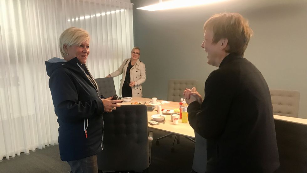 GOD TONE: Frp-politikar Siv Jensen og Trine Lerum Hjellhaug fann tonen då dei tysdag møttest for å diskutera næringspolitikk og rammevilkår.