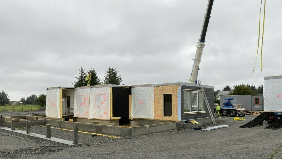TEK FORM: Tysdag byrja den nye barnehagen på Byrknesøy å komme opp etter at 12 av 21 modular vart leverte.