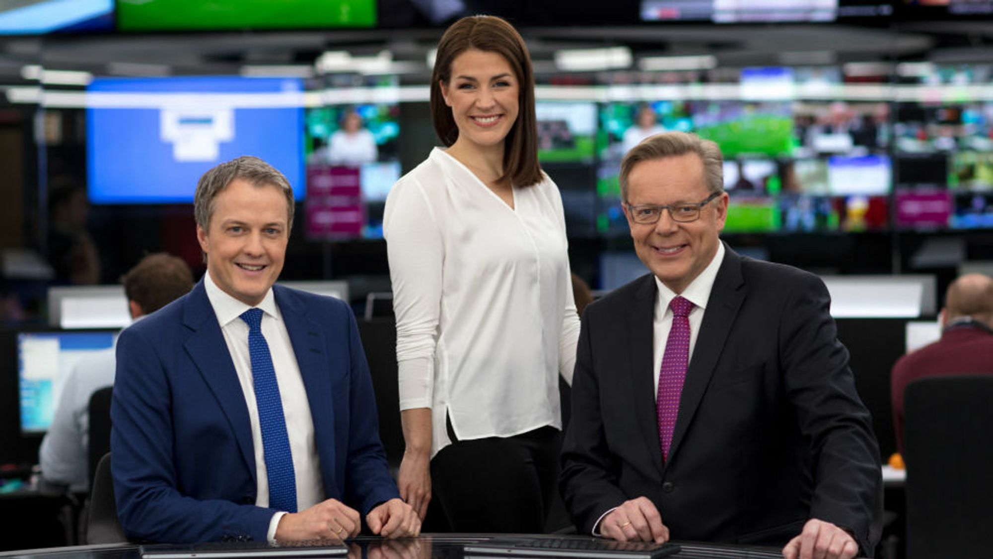 Sturla Dyregrov (fra venstre), Siri Kleiven Strøm og Arill Riise er blant nyhetsankerne på TV 2 og TV 2 Nyhetskanalen.