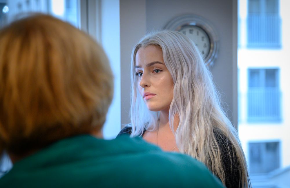 Sofie Bakkemyr avbildet da hun møtte i PFU-møtet etter sin klage mot VG.