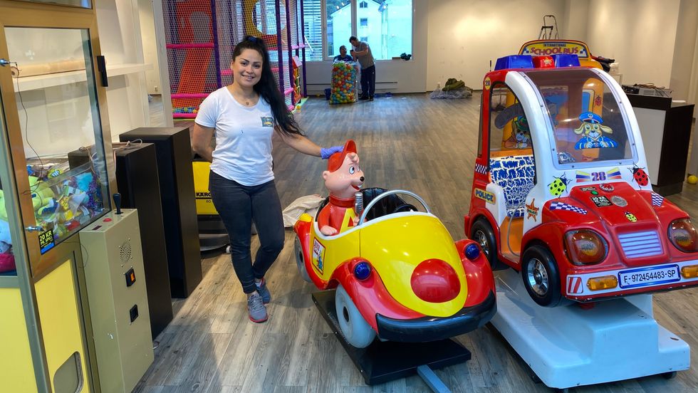 ARTIG MIKS: Roxana Beatrice Ene ønskjer å tilby ein leikeplass til ungane, medan mor eller far får ein klypp.