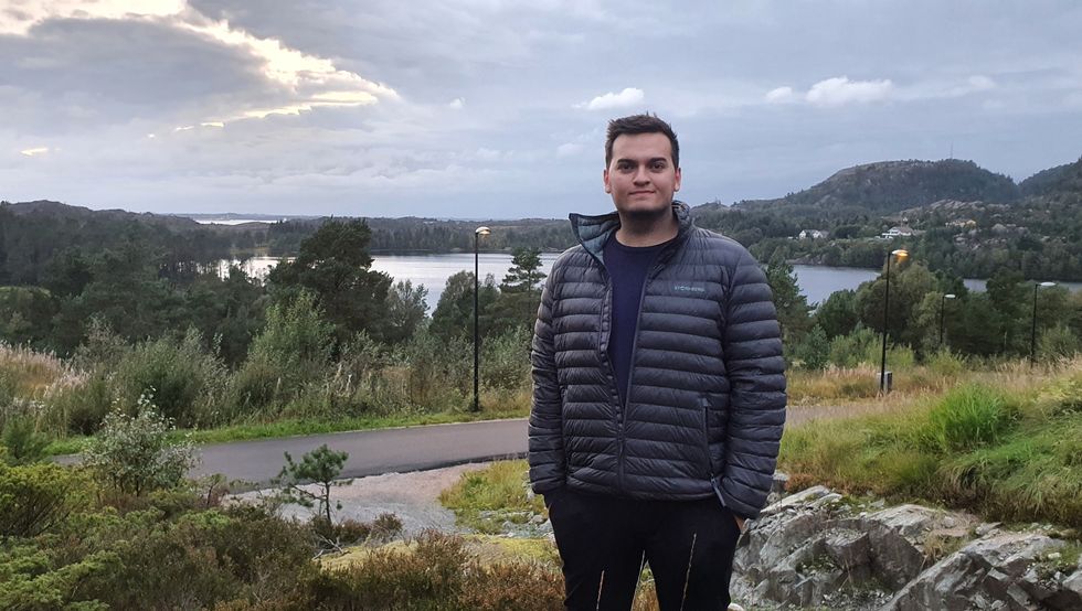 SKAL BYGGA HUS: Oddvar Vigdal skal bygga hus i Gulen saman med kjærasten. Her på tomta.