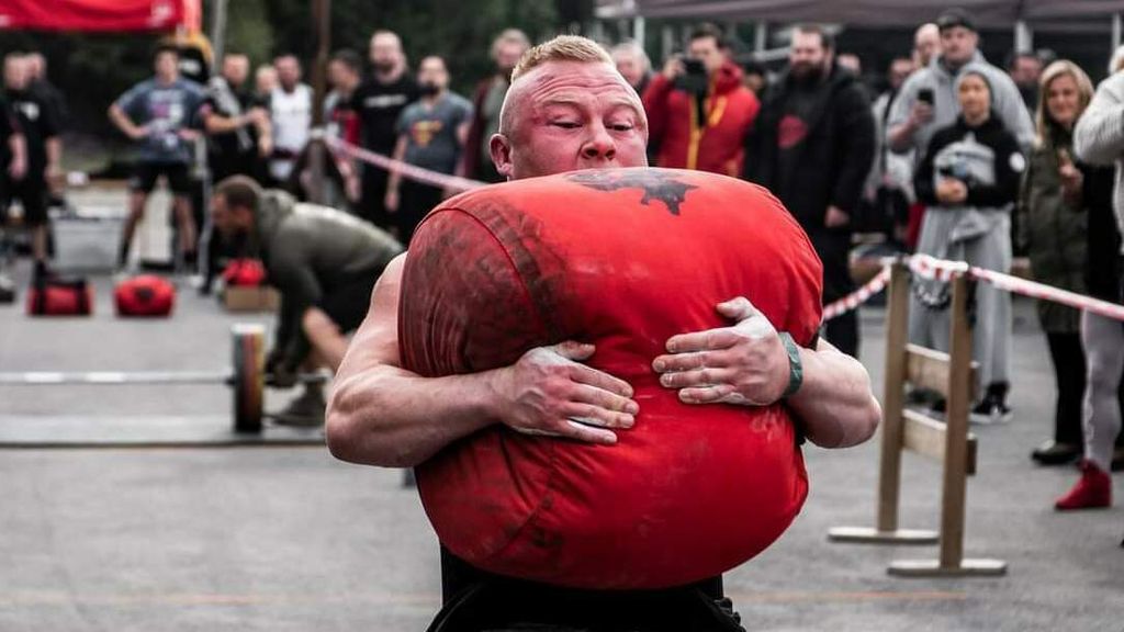 RÅ KRAFT: Vegill Rebni Kjer under NM i år. Her løftar han ein sandsekk på 100 kilo og spring ein distanse.