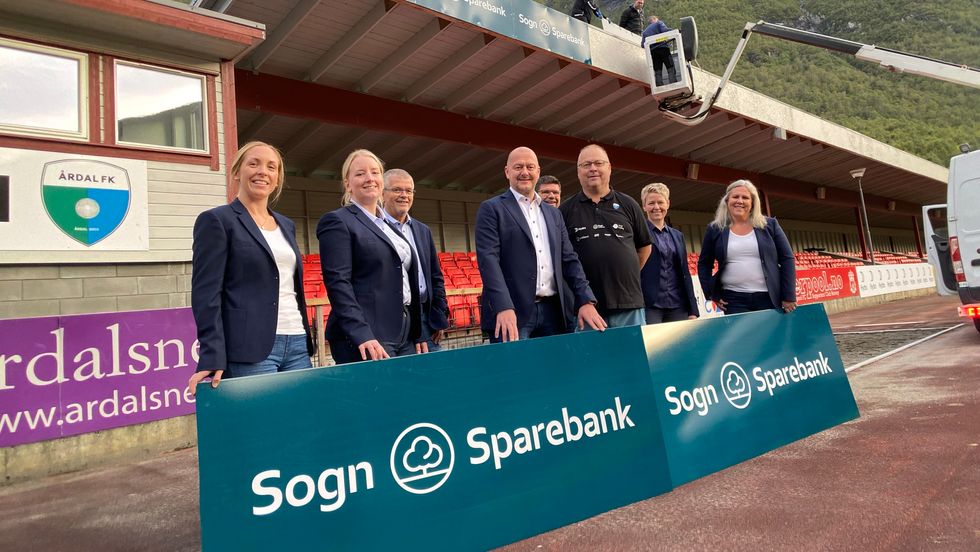 ÅRDAL: Tribuna på Jotun stadion er ein viktig del av området, då den gjev sitteplassar til 1000 mennesker under tak, samt kiosk og toalettfasilitetar.