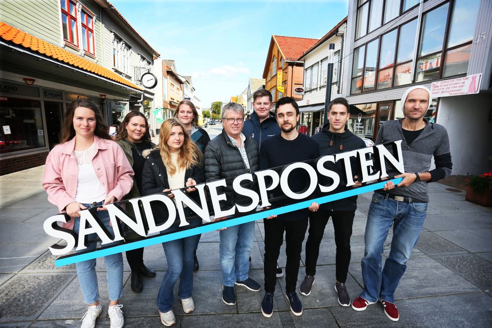 I løpet av høsten vil Sandnespostens redaksjon bestå av disse ti journalistene. Fra venstre: Trine Barka Højmark (starter i desember), Ida Tiberg, Frida Mauritzen (vikar), Ingrid Schmidt Holst, Trond Eirik Olsen, Roy Skjæveland, Mikkjell Lønning (starter i oktober), Daniel Skutle Ulloa, ansvarlig redaktør Frode M. Gjerald og mannen bak kamera;