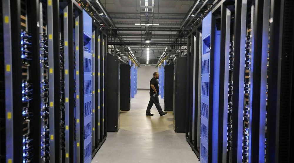 Illustrasjonsbilde fra et Facebook-datasenter. Facebook planlegger å gjøre hele leverandørkjeden klimanøytral innen 2030. Effektiv datasenterdrift er en viktig del av strategien.