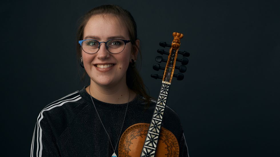Marin Stallemo Bakke er frå Kristiansand, og studerte i Oslo. Så hadde ho tidlegare distriksmusikar som hardingfelelærar, og fekk ta over jobben hans.