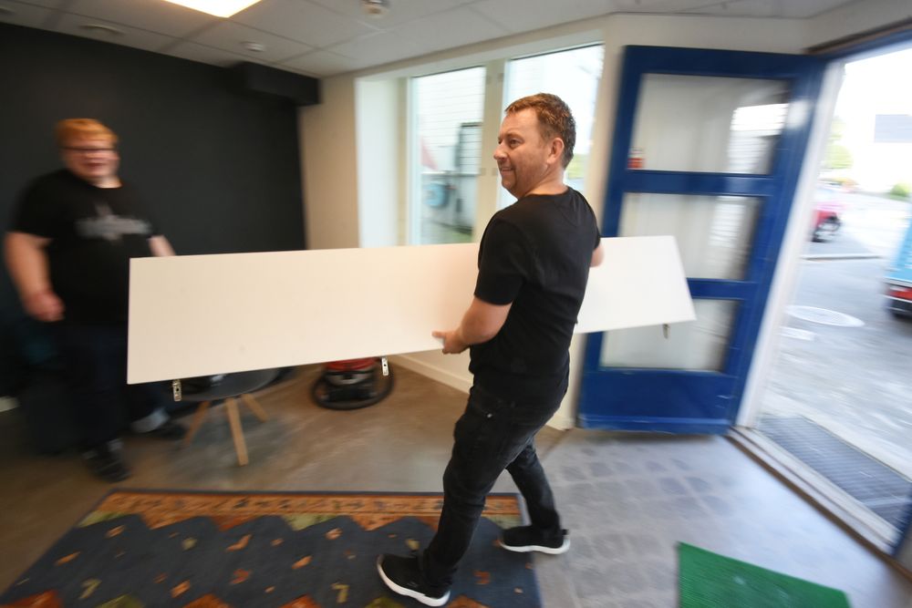 Ansvarlig redaktør Svein Morten Havaas bærer inn skaphyller.