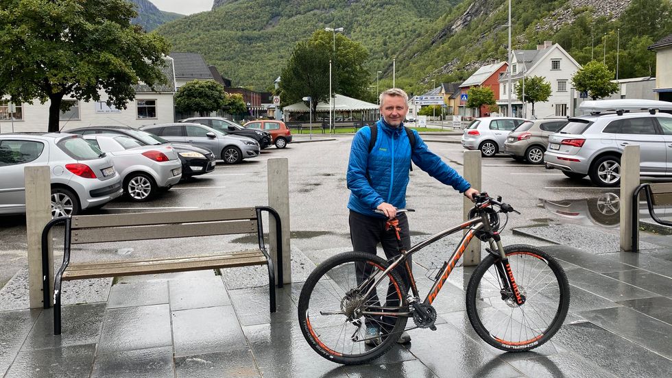 GJENNOMGANG: Kjell Nesse er leiar i næringssamskipnaden i Årdal. Dei vil no ha ein gjennomgang av parkeringane i bygda.