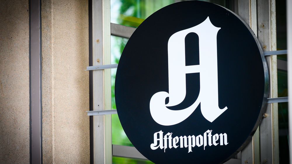 Aftenpostens logo utenfor Schibsteds kontorer i Akersgata 55 i Oslo sentrum.