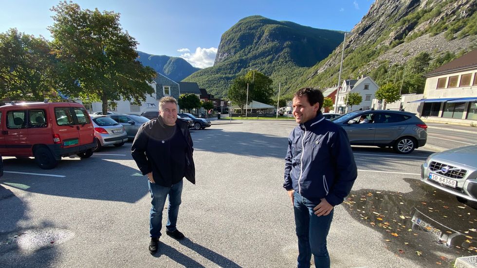 Henrik Rønningen (t.v) og Nils Solheim har sett seg lei av parkeringsutfordringane i sentrum. Dei meiner det har konsekvensar for både reiseliv og næring.