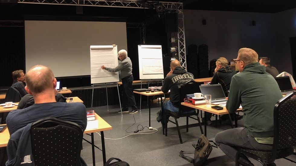 PÅ SKULEBENKEN: Den nye industrifagskulen i Årdal fekk 28 påmelde til det første kurset. Første veka var det samling, medan resten av undervisinga vil vera nettbasert.