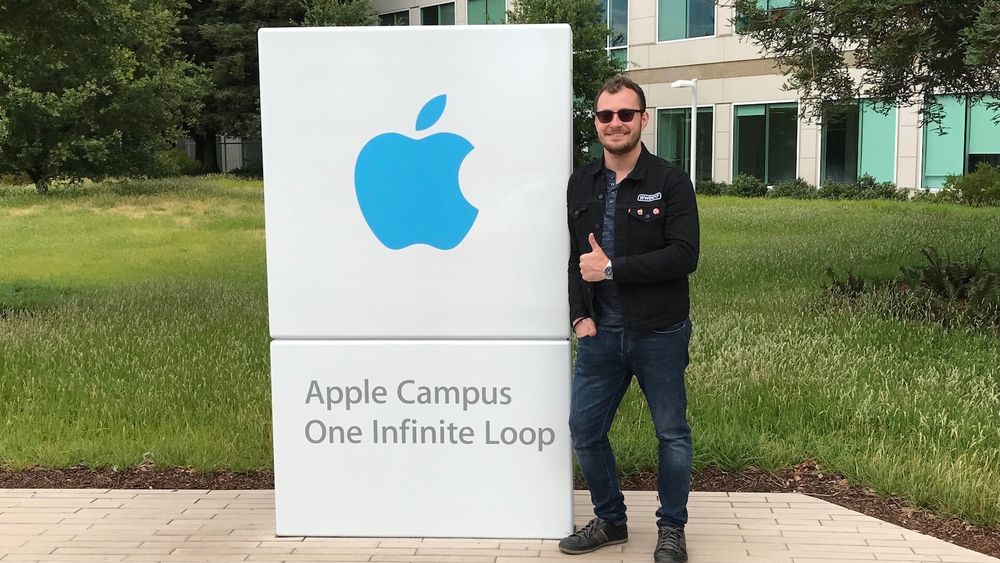 Mostafa Berg utenfor Apples daværende hovedkvarter i Cupertino, California.