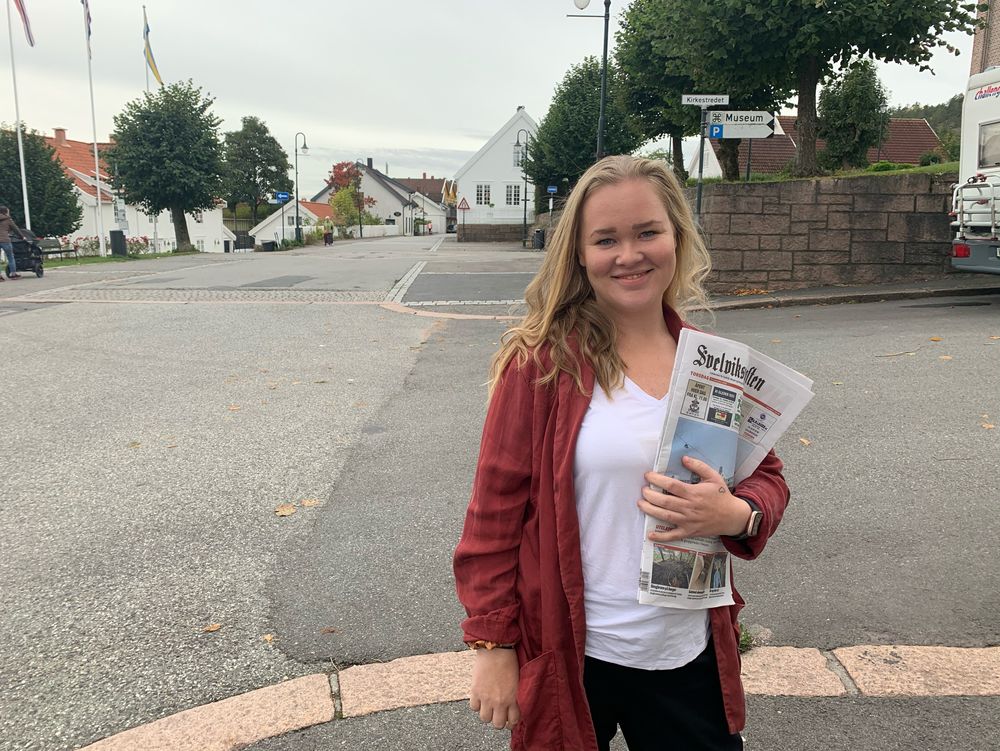 Ansvarlig redaktør og daglig leder i Svelviksposten Ine-Elise Høiby på vei ut for å levere avisen til sine lesere.