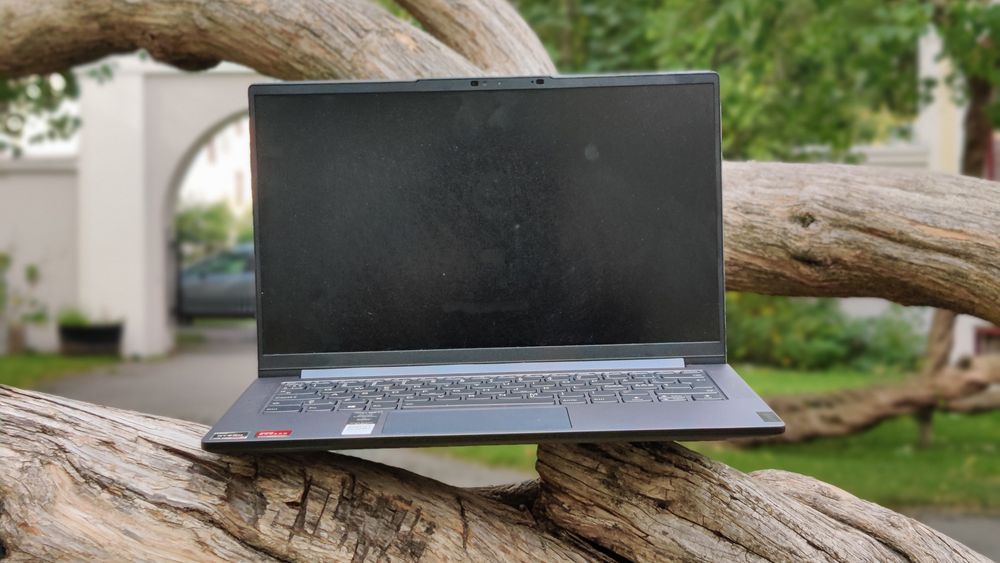 Lenovo Yoga slim 7 er en skikkelig kraftig bærbar PC til en rimelig penge. Etter noen ukers bruk er skjermen blitt ganske møkkete.