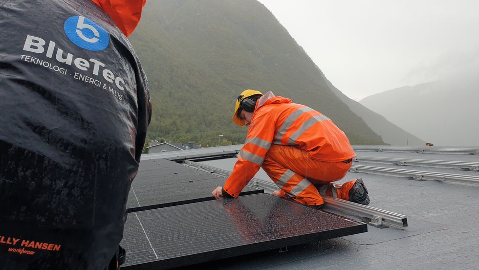 PILOT: Her blir det montert solcellepanel på taket til Årdal Energi Nett, eitt av dei to første anlegga det nystarta selskapet Solisi har installert som eit pilotprosjekt.