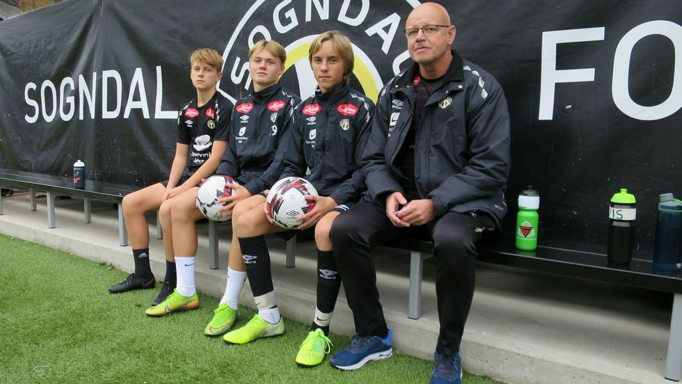 SATSAR I SOGNDAL: Dei har flytta til Sogndal for å gå på skule og utvikla seg som fotballspelarar. Frå venstre: Stian Heggelund og Erik Flataker frå Måløy og Noah Solheim frå Dale. Til høgre hovudtrenar Nils Tore Krosshaug.