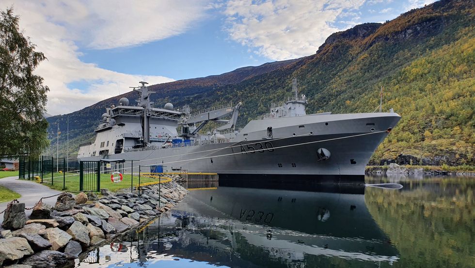 UVANLEG SYN: Vanlegvis er det turistbåtar som legg til kai i Flåm. Denne onsdagen kom ein ny kjenning til bygda.