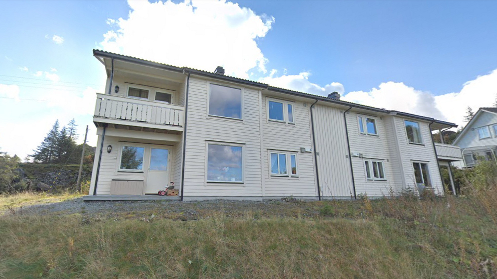 TINGLYSTE: Denne eigedomen blei seld for mellom 1 og 2 millionar og ligg i Solund.