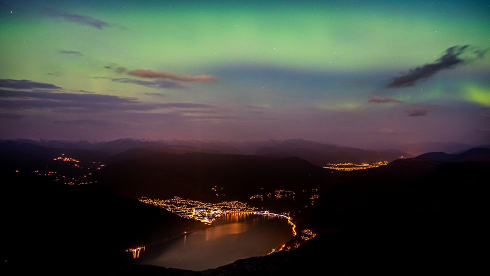NORDLYS: Nordlyset dansa på himmelen over Sogndal måndag kveld. I slutten av oktober kan det bli meir.