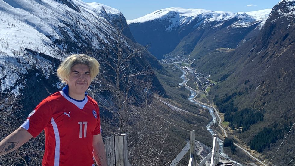 HEIME: Carlos Silva på toppen av Trappene i Høyanger.