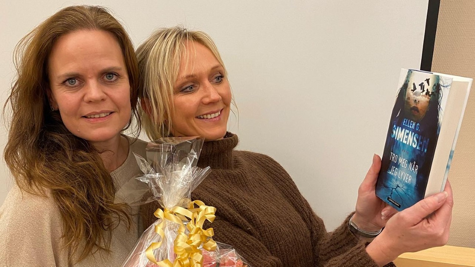 Ellen G. Simensen (til venstre) saman med kusina Beate Haugland. Sistnemnde har vore testleser for manuset til boka.