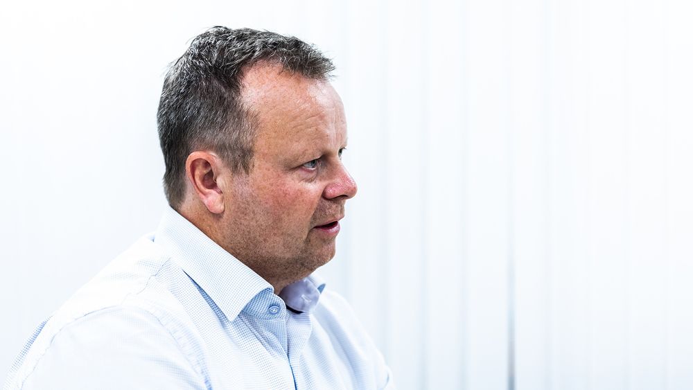 Lars Petter Hosøy er seniorkonsulent i Sicra. Nå ber IT-eksperten om å tenke seg om to ganger før man går for en hybridløsning.