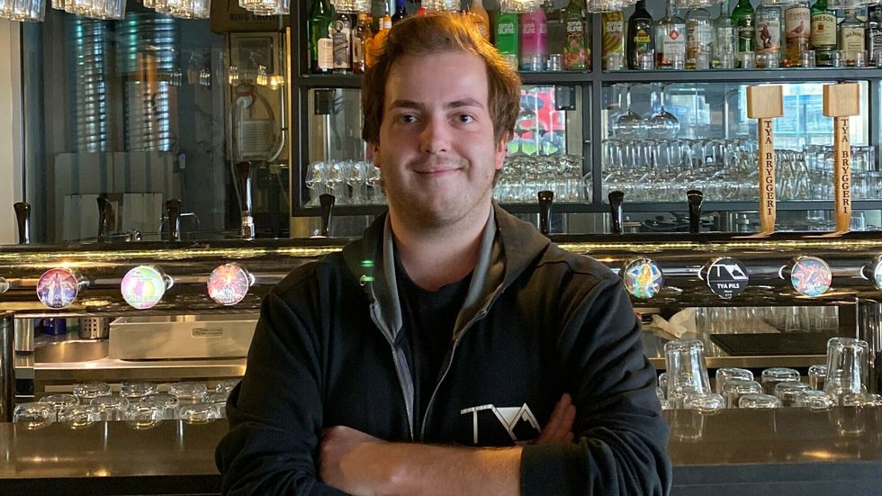 PÅ TYA: Her er Iben Storli Øvstetun på Tya der han har ein av to jobbar.