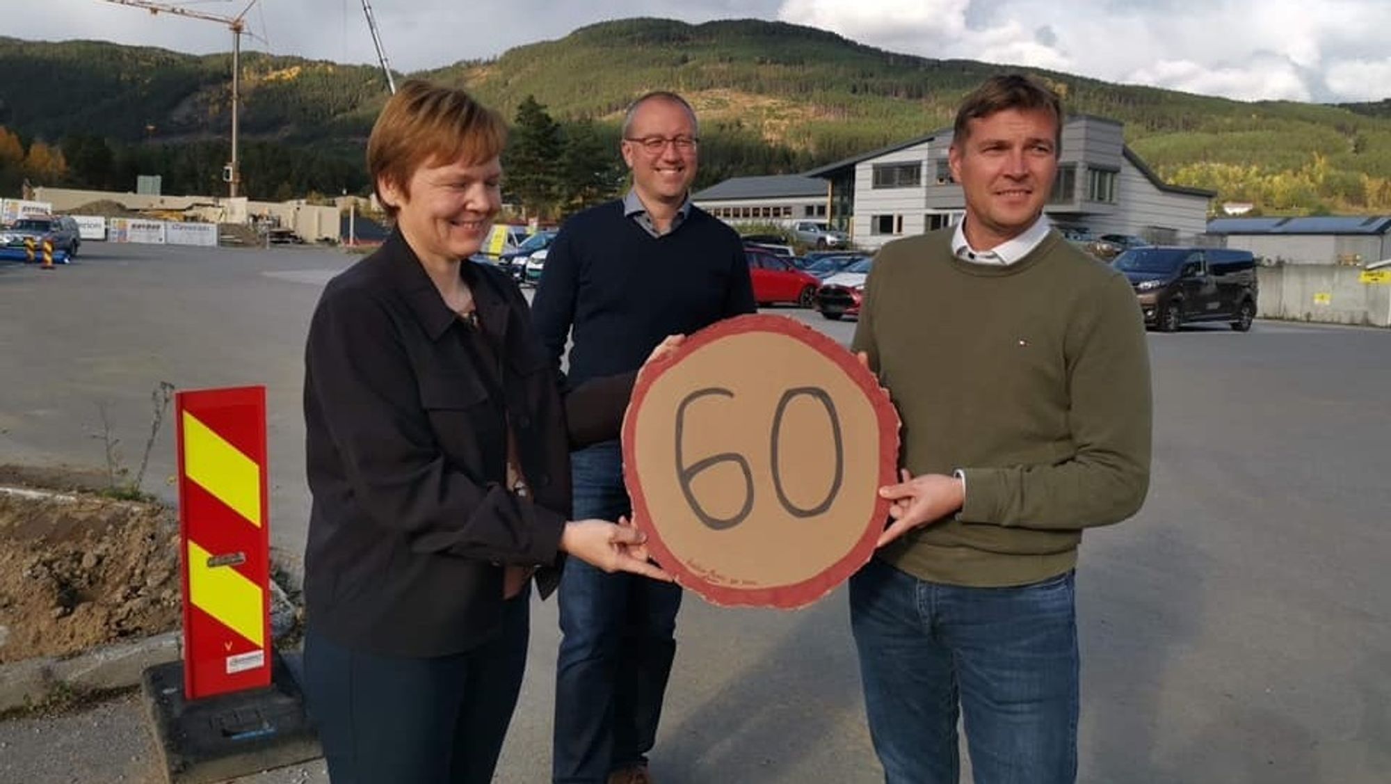 GJENNOMSLAG: Fartsgrensa forbi Kaupanger blir sett ned frå 80 til 60 kilometer i timen. Frå venstre: Trine Lerum Hjellhaug, Arnstein Menes og Tor Arne Ness.