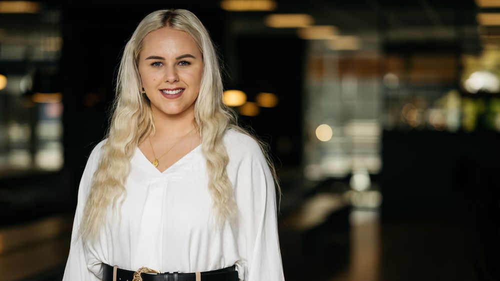 Mia Landsem ble kjent gjennom flere medieoppslag for å spore opp spredere av nakenbilder på nett. I dag jobber hun som penetrasjonstester i Orange Cyberdefense.