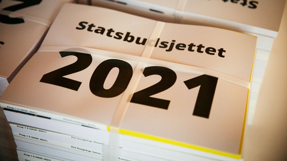 FYLDIG: Det føreslåtte statsbudsjettet består av ei rekkje proposisjonar frå dei ulike departementa, til saman ein heftig bunke.