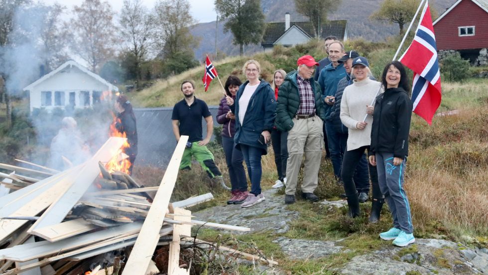 MARKERING: I Brekke vart den nasjonale vardetenninga mot vindkraft markert ved fyret på Ortneset.