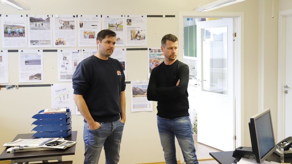 Redaktør Håvard Sætrevik (t.h) og daglig leder Jarle Håvik i avisen Grenda skjønner lite av at de fikk avslag på sin søknad om koronakompensasjon.