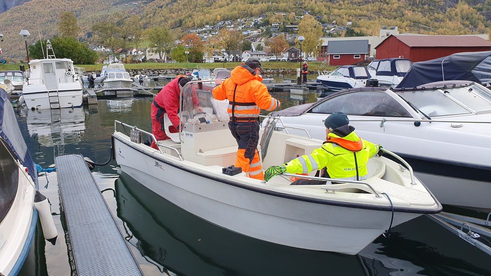 SØK: Ein av mange båtlag som deltek i leiteaksjonen tysdag. Over 40 personar leitar etter ein sakna person.