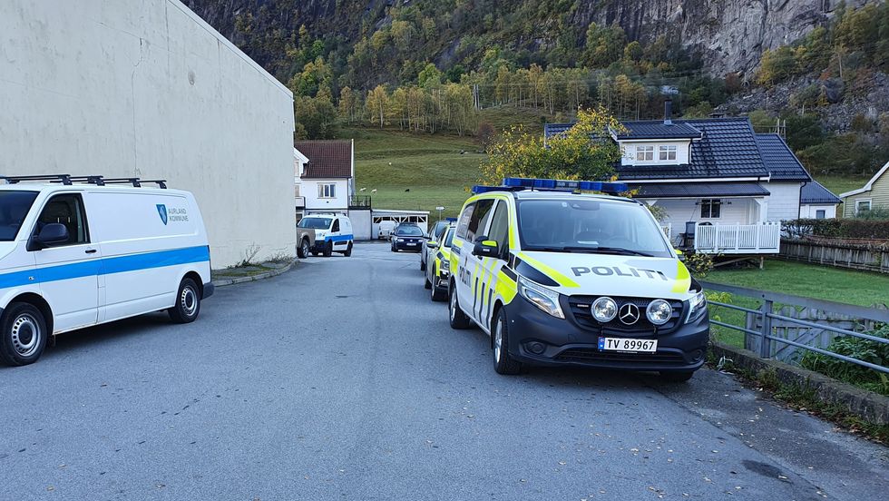 SAKNA: Politiet går ut med namnet på den sakna i Aurland. Søket vil halda fram i morgon.