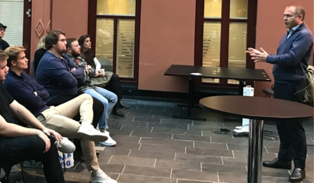 Oljefondsjef Nicolai Tangen foreleste til journalistikkstudentene onsdag.
