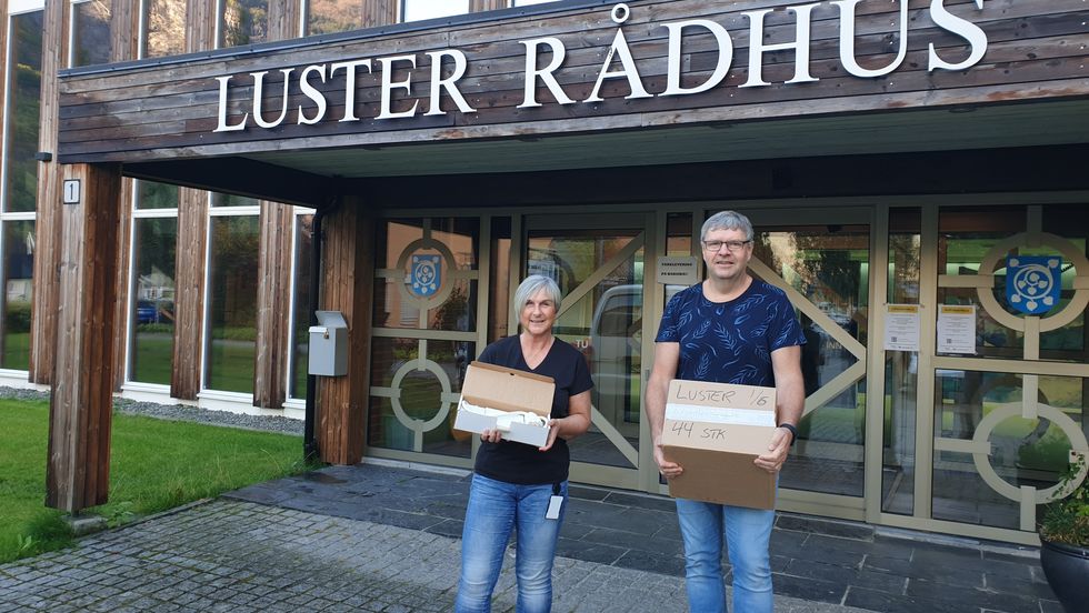 AUKA TRYGGLEIK: Målet er at alle kommune bustader i Sogn Brann og Redning sitt nedslagsfelt skal få komfyrvakter. Gunnlaug Saur og Jan Magne Svåi i Luster kommune tek imot første leveranse.