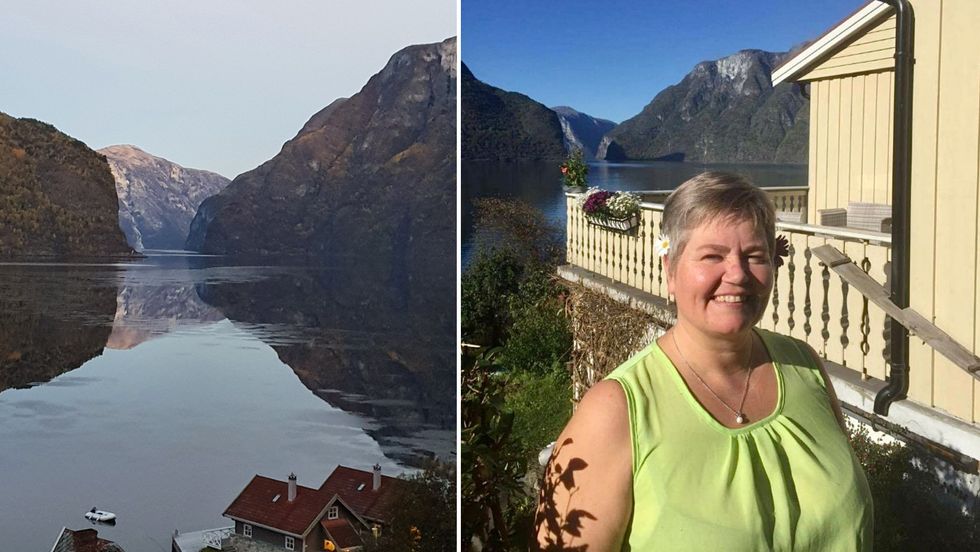 INNSAMLING: Monica Finden skal selja sveler til inntekt for Aurland Røde Kors laurdag.