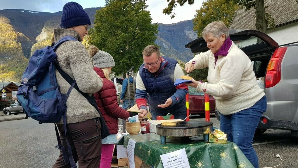 STÅR PÅ: Mange var interessert i å kjøpe lappane til Monica Finden.