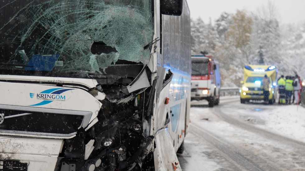 KRAFTIG SMELL: Sjåføren av bussen kom frå ulukka utan fysiske skadar. Ein person omkom i bilen han støytte saman med.