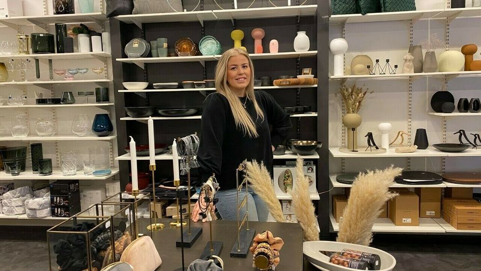 SATSAR: Malin Låksrud Øyre arbeider hardt med ny nettbutikk til Gaveriet i Årdal.