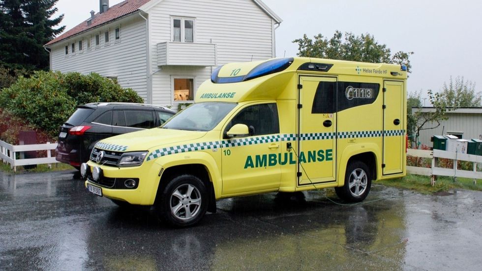 USIKKER FRAMTID: Framtida til ambulansen i Lavik er til vurdering. Høyanger kommune jobbar for å behalde den og planleggjer ein ambulanse- og brannstasjon.