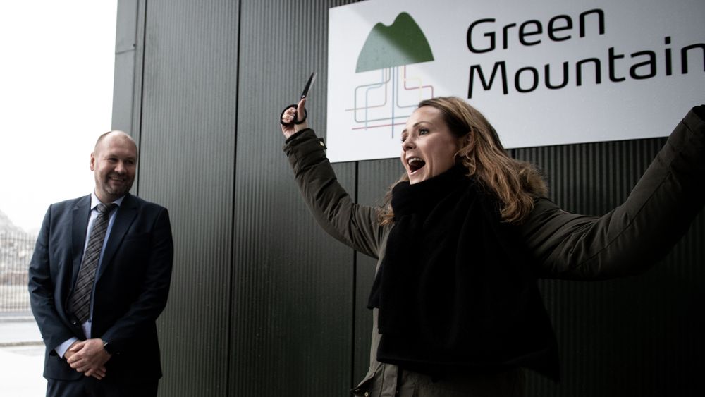 Distrikts- og digitaliseringsminister Linda Hofstad Helleland jubler etter å ha åpnet Green Mountains 4MW datasenter i Enebakk. Dette er det første av flere sentre selskapet skal bygge her, og det tredje datasenteret de åpner i Norge. Green Mountains administrerende direktør, Tor Kristian Gyland, til venstre.
