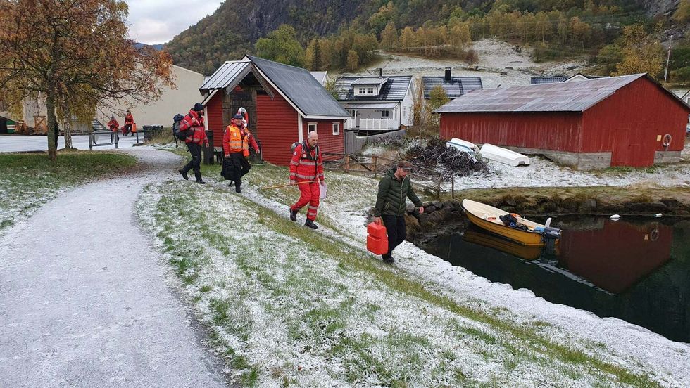 HELD FRAM: Frivillige frå Røde Kors held fram søket etter sakna Christoffer Lysne Elgåen.