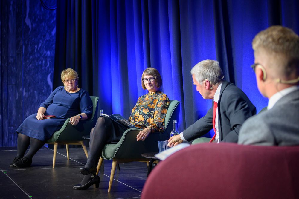 Stortingsrepresentant Trine Skei Grande i Venstre, Aftenpostens Solveig Ruud, forfatter Terje Valestrand og ordstyrer Mats Rønning fra Dagbladet. Her under Presselosjens 100-årsjubileum 22. oktober 2020.