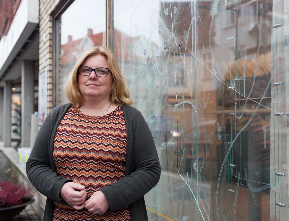 Ansvarlig redaktør i Rakkestad Avis, Elin Marie Rud, foran det knuste glasset i lokalene dere.